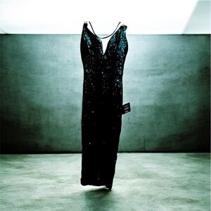 LU LU NWT green sequin gown/evening dress. Backless ties in cris cross! 🌲🎄🦋